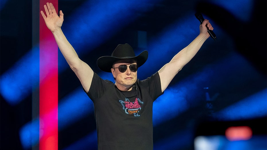 Elon Musk, CEO von Tesla Motors, spricht im Werk von Tesla Giga in Texas "Cyber-Rodeo" Große Eröffnungsfeier in Austin, Texas, 7. April 2022 (Foto von Susan Cordero/AFP via Getty Images)