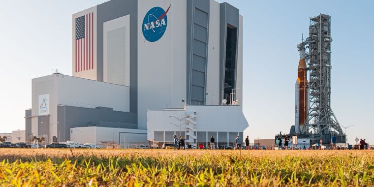 Die NASA zieht ihre massive Rakete zurück, nachdem sie den Countdown-Test nicht abgeschlossen hat