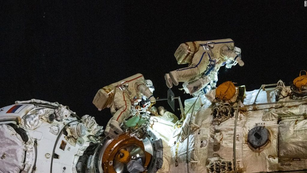 Die Russen machen einen Weltraumspaziergang, um den Roboterarm zu aktivieren