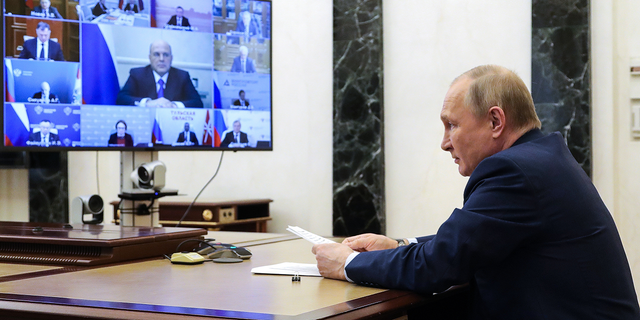 Präsident Wladimir Putin diskutiert am Mittwoch im Kreml in Moskau per Videokonferenz über die russische Eisen- und Stahlindustrie.