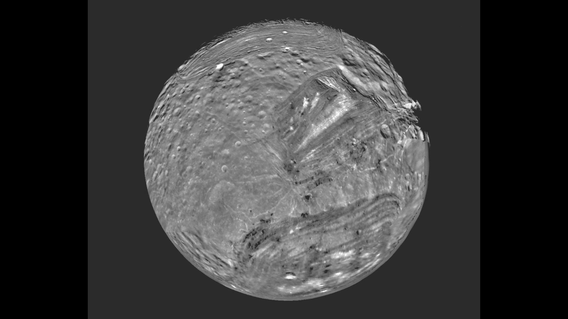 Das Voyager 2-Bild von 1986 von Miranda, einem Mond des Uranus, benannt nach Shakespeares Tochter Prospero "Sturm."