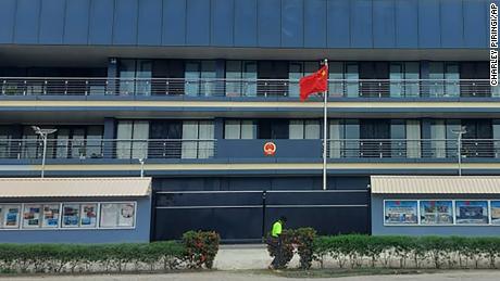 Die chinesische Nationalflagge weht am 1. April 2022 vor der chinesischen Botschaft in Honiara, Salomonen. 