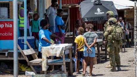 Soldaten der australischen Armee sprechen am 27. November 2021 während einer Gemeinschaftspatrouille in ganz Honiara mit Anwohnern.