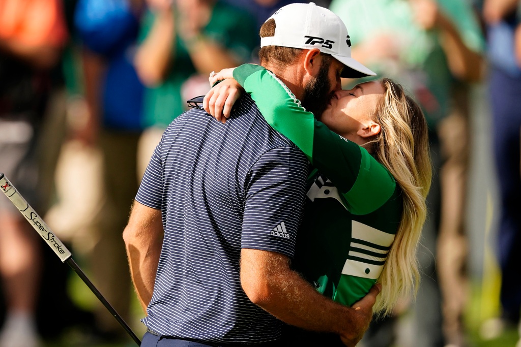 Johnson und Gretzky küssen sich, nachdem der Golfer das Masters 2020 gewonnen hat