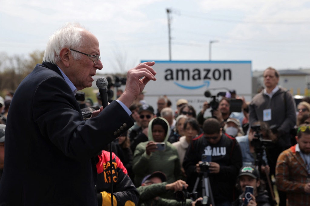 US-Senator Bernie Sanders (I-VT) spricht in einer Amazon-Einrichtung während einer Kundgebung der Amazon Workers Union (ALU) in Staten Island, New York City, USA, am 24. April 2022. 