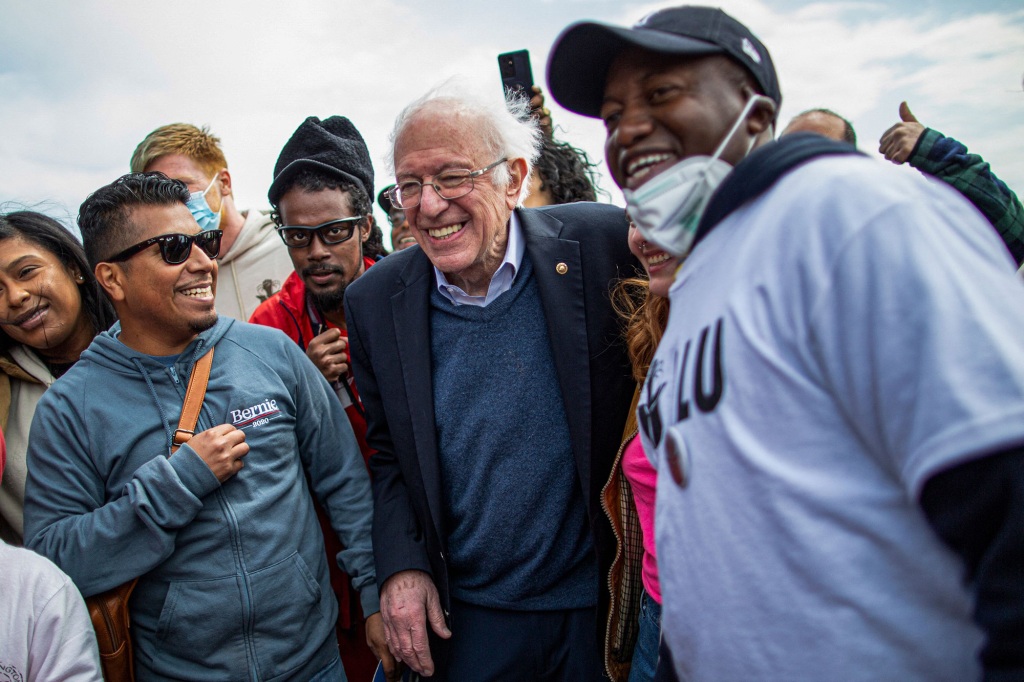 US-Senator Bernie Sanders (I-VT) steht am 24. April 2022 mit Amazon-Arbeitern während einer Kundgebung vor dem Firmengebäude in Staten Island, New York City. Ein letzter Vorstoß zur Gründung von Gewerkschaften hat an Dynamik gewonnen und einige große Erfolge erzielt Vereinigte Staaten.