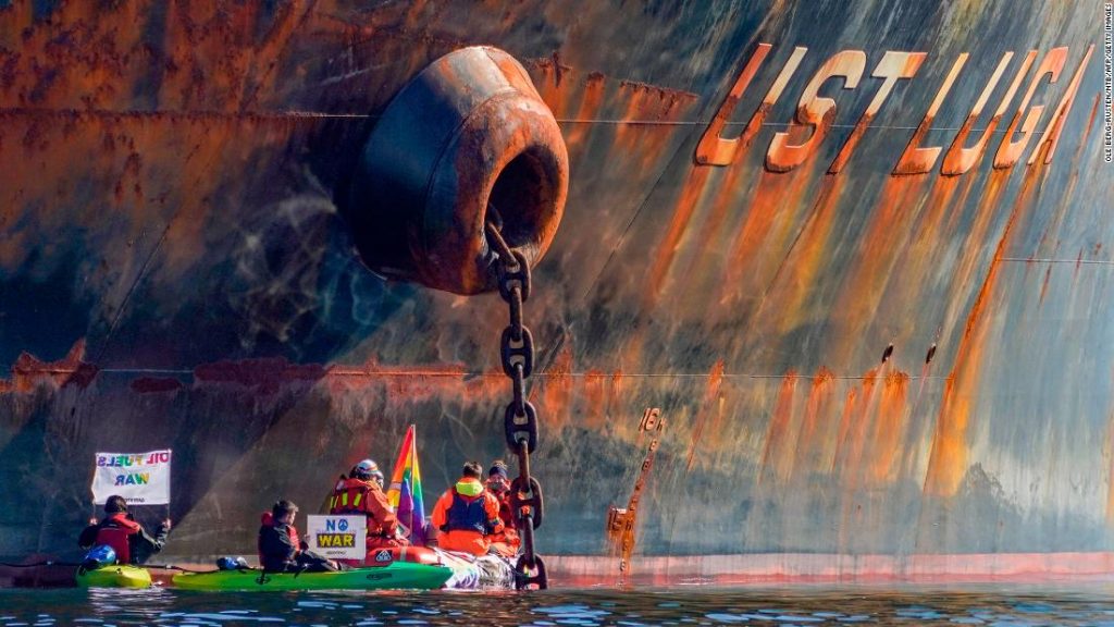 Greenpeace-Aktivisten versuchten, einen russischen Öltanker auf dem Weg nach Norwegen zu blockieren