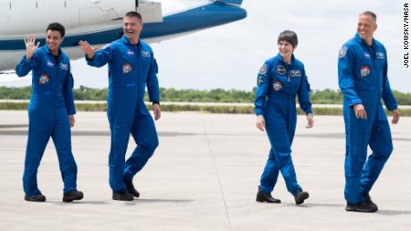 Die NASA-Astronauten Jessica Watkins (links) als Jill Lindgren (zweite von links), die Astronautin der Europäischen Weltraumorganisation Samantha Cristoforetti (zweite von rechts) und der NASA-Astronaut Robert Haines (rechts) beim Verlassen der Start- und Landeanlage der NASA.  s Kennedy Space Center.