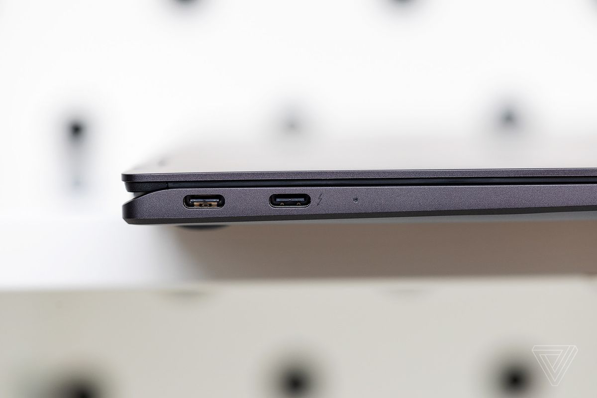Die Anschlüsse befinden sich auf der linken Seite des Samsung Galaxy Book2 Pro 360.