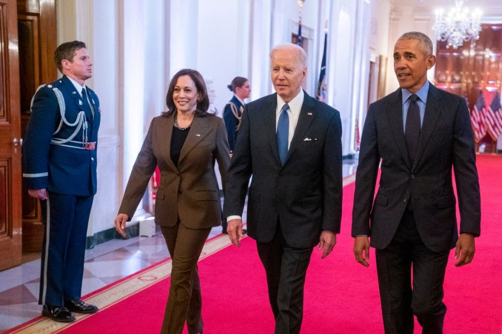 Biden-Nachrichten heute: Präsident scherzt über „gute alte Zeiten“ mit Obama, als er zum sechsten Mal die Schulden von Studentendarlehen pausiert