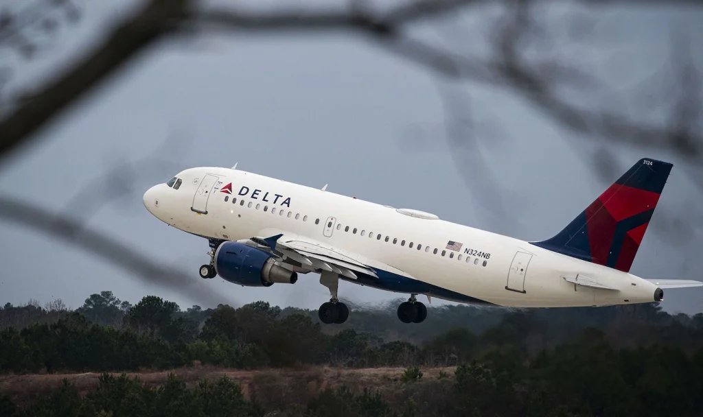 Delta Airlines beschrieb Covid-19 zunächst als „reguläres saisonales Virus“, als das Maskenzwang aufgehoben wurde.