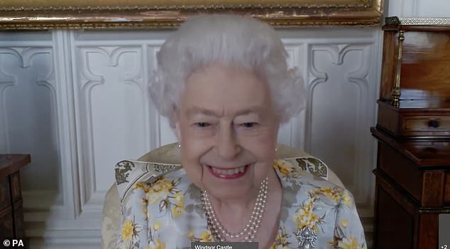 Die Königin spricht per Videolink mit Mitarbeitern des Royal London Hospital