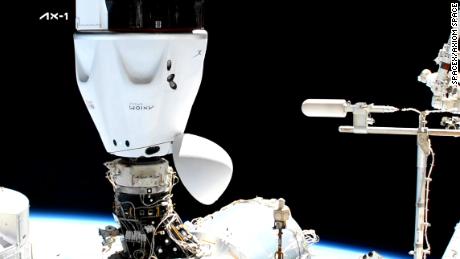 Die Tourismusmission von SpaceX ist gerade auf der Internationalen Raumstation angekommen.  Hier ist alles, was Sie wissen müssen 