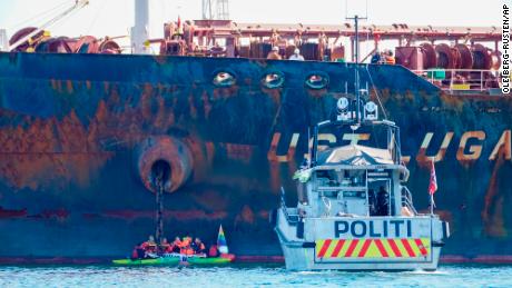 Ein Polizeiboot ist vor Ort, als Mitglieder von Greenpeace am Montag, den 25. April, einen Protest gegen Ust Luga organisieren.