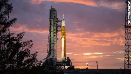 Der Stapel der Artemis-I-Raketen ist am 23. März bei Sonnenaufgang im Kennedy Space Center in Florida zu sehen. 