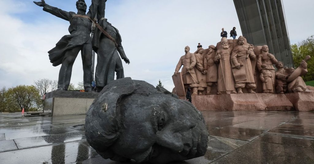 Kiew zerstört ein Denkmal aus der Sowjetzeit, das die russisch-ukrainische Freundschaft symbolisiert