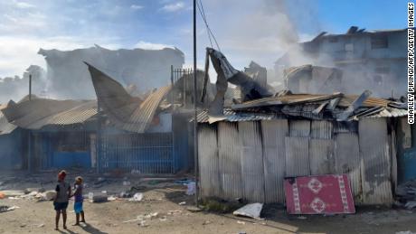 Rauch steigt am 26. November 2021 nach zweitägigen Unruhen aus brennenden Gebäuden in Chinatown in Honiara auf.