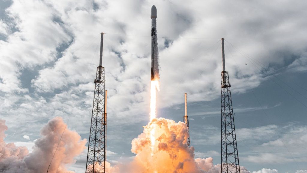Sie können heute zusehen, wie SpaceX eine Rakete von 40 Raumfahrtsatelliten startet