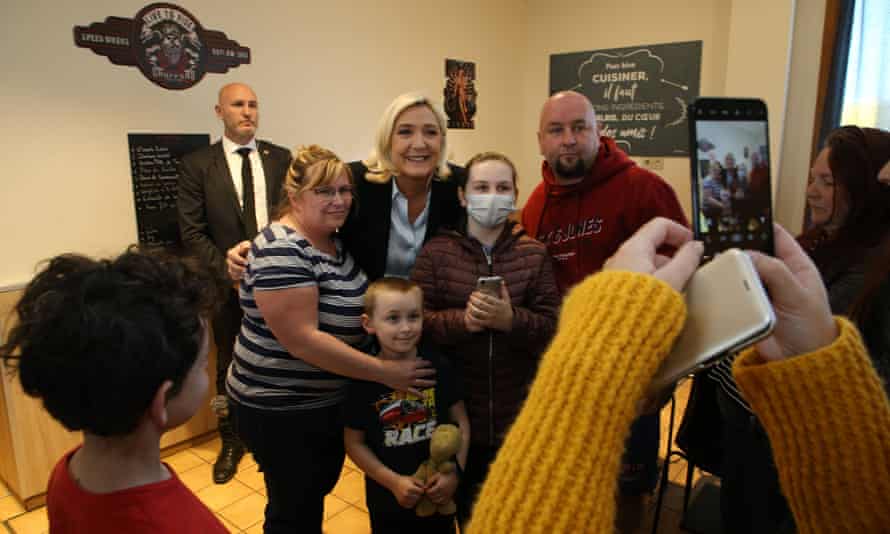 Marine Le Pen posiert für ein Foto in einem Truck Stop Restaurant in Ruwi