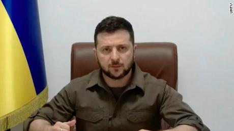 Selenskyj lieferte während der Rede Einzelheiten über einige der mutmaßlichen Gräueltaten, die von russischen Soldaten in der Ukraine begangen wurden.