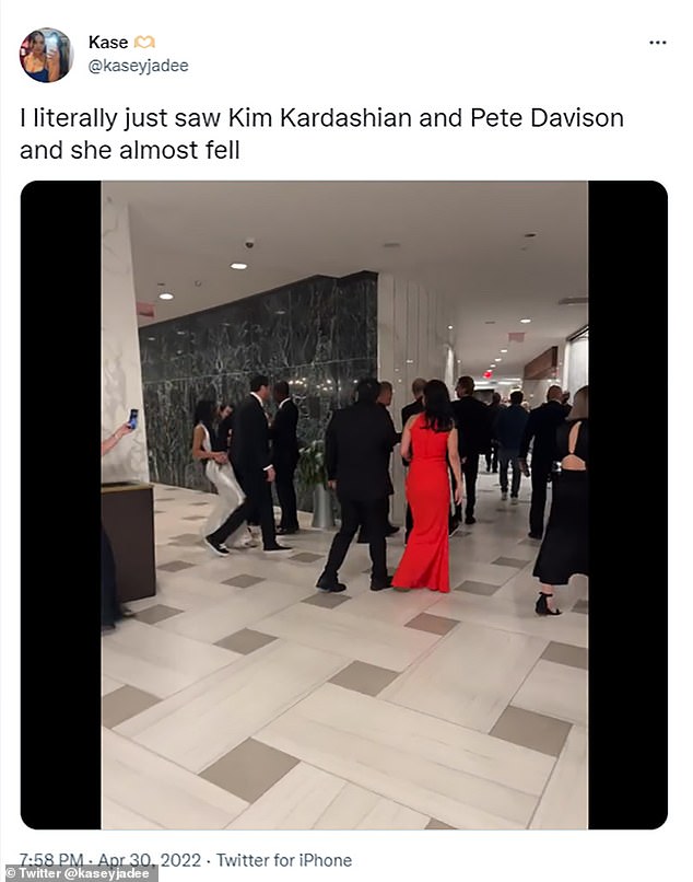 Von der Kamera erwischt: Ein Fan nahm ein Video des 41-jährigen Reality-Stars auf, der am Samstagabend beim Gehen in der Lobby des Washington Hilton stolperte, während er die Hand des 28-jährigen Komikers hielt.