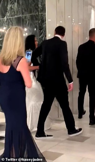 Aufräumen: Das Keeping Up With The Kardashians Alaun schien von dem Vorfall unbeeindruckt, als sie und Pete weiter um die Ecke gingen, inmitten einer Menge von Gästen, die an der verlockenden Affäre teilnahmen