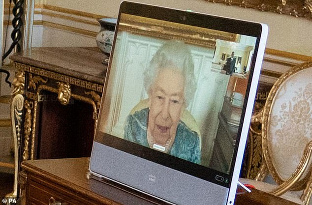 Königin Elizabeth II., eine Bewohnerin von Schloss Windsor, erscheint heute während einer virtuellen Audienz im Buckingham Palace in London per Videolink auf dem Bildschirm.
