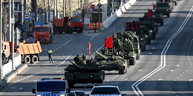 Ein russischer T-90M-Panzer (vorne) und andere Militärfahrzeuge fahren bei der Probe der D-Day-Militärparade im Zentrum Moskaus am 4 KIRILL KUDRYAVTSEV/AFP über Getty Images)