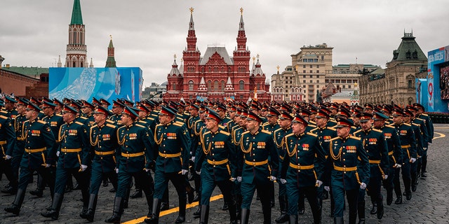Russische Soldaten marschieren während der Militärparade zum Tag des Sieges in Moskau am 9. Mai 2021 auf dem Roten Platz (Foto von Dimitar Delkov/AFP) (Foto von Dimitar Delkov/AFP via Getty Images)