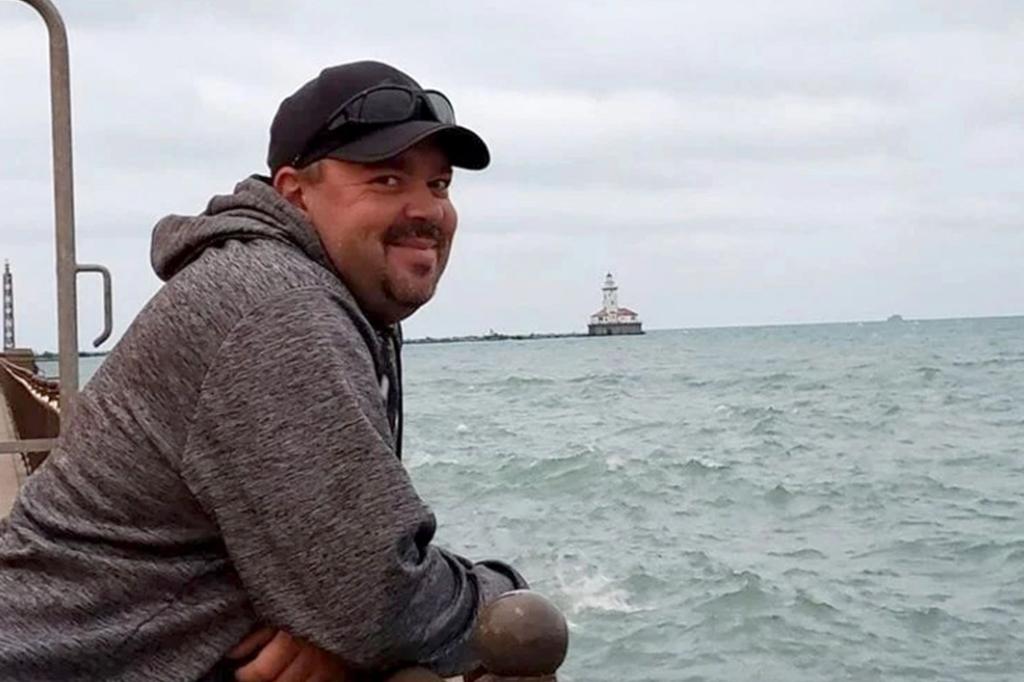 Sergio Enrique Diaz Navarro aus Michigan klagte, nachdem Jeep-Mechaniker Jeffrey Hawkins bei einem Ölwechsel getötet worden war