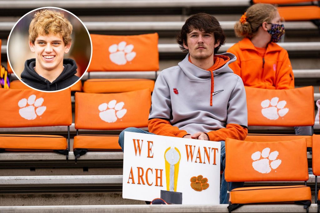 Clemson-Fans zeigten ihre Liebe zu Arch Manning während eines Rekrutierungsbesuchs am 30. Oktober 2021.