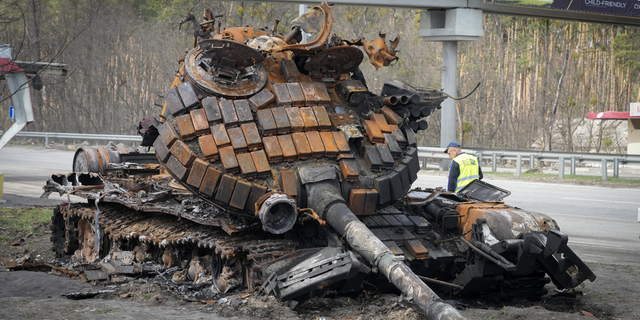 Ein beschädigter russischer Panzer ist auf einer Autobahn nach Kiew in der Ukraine zu sehen.