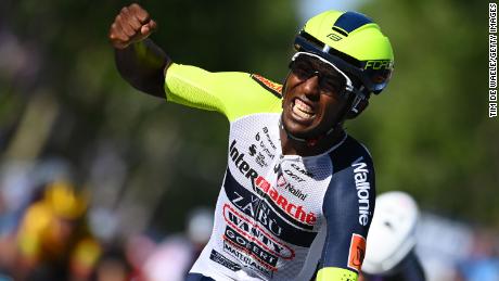 Girmay feiert den Sieg auf der 10. Etappe des Giro. 