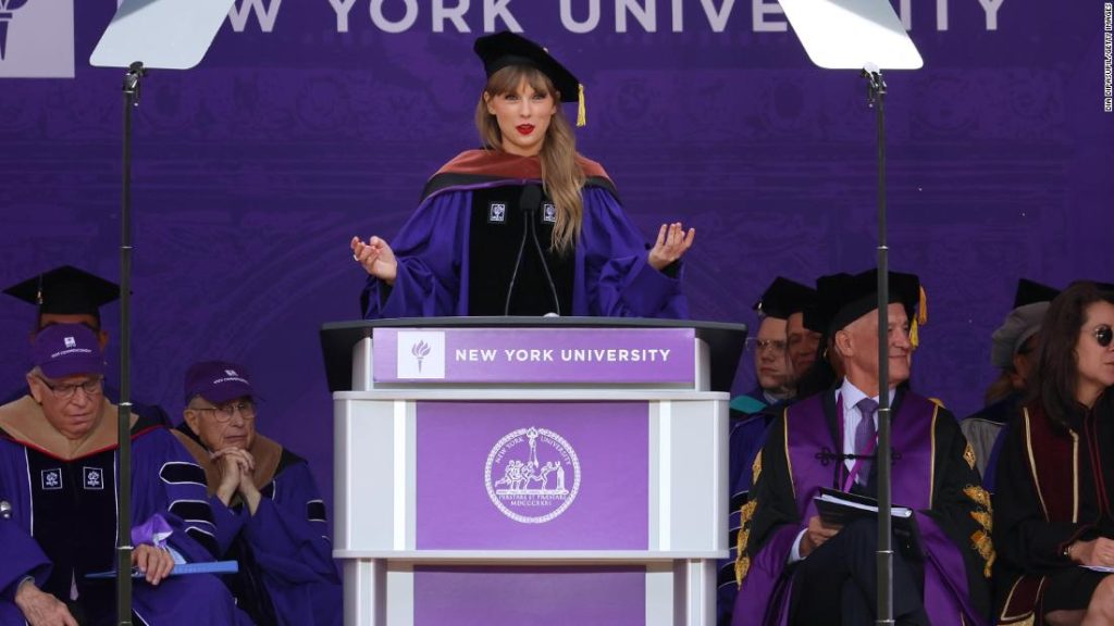 Taylor Swift fordert Alumni auf, in der Eröffnungsrede der NYU Panik anzunehmen
