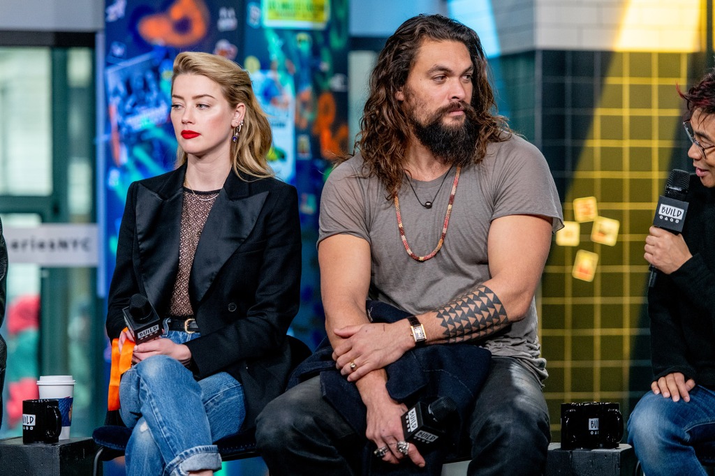NEW YORK, NY - 3. Dezember: Amber Heard und Jason Momoa diskutieren "Aquamann" Mit der Build Series im Build Studio am 3. Dezember 2018 in New York City.  (Foto von Roy Rochlin/Getty Images)