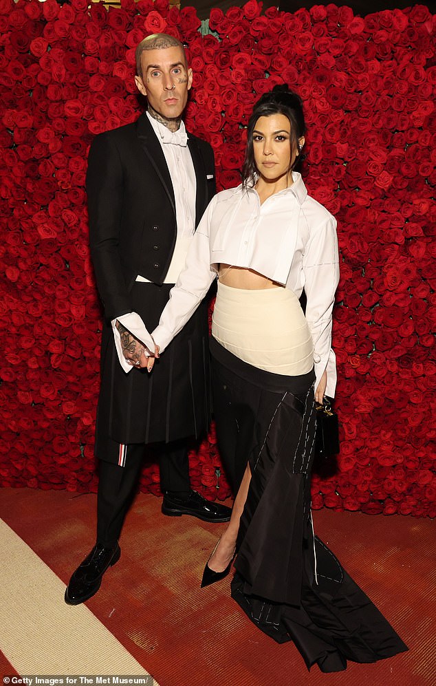 Lustige Ironie: Während die Hochzeit von Kourtney Kardashian und ihrem neuen Ehemann Travis Parker Schätzungen zufolge mehrere Millionen gekostet hat, kamen einige Twitter-Nutzer nicht umhin, kleine Mengen Pasta an der Rezeption zu bestellen