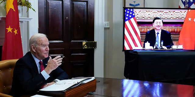   Präsident Joe Biden trifft sich am 15. November 2021 ungefähr mit dem chinesischen Präsidenten Xi Jinping aus dem Roosevelt Room des Weißen Hauses in Washington.  