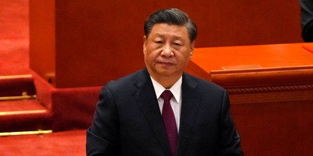 Der chinesische Staatspräsident Xi Jinping nimmt am 8. April in Peking an einer Zeremonie zu Ehren von Vorbildern für die Olympischen und Paralympischen Winterspiele in Peking in der Großen Halle des Volkes teil.  Ein Australier hat Xis Unterstützer verärgert, indem er in Sydney ein Transparent hisste, das den kommunistischen Führer beleidigte.