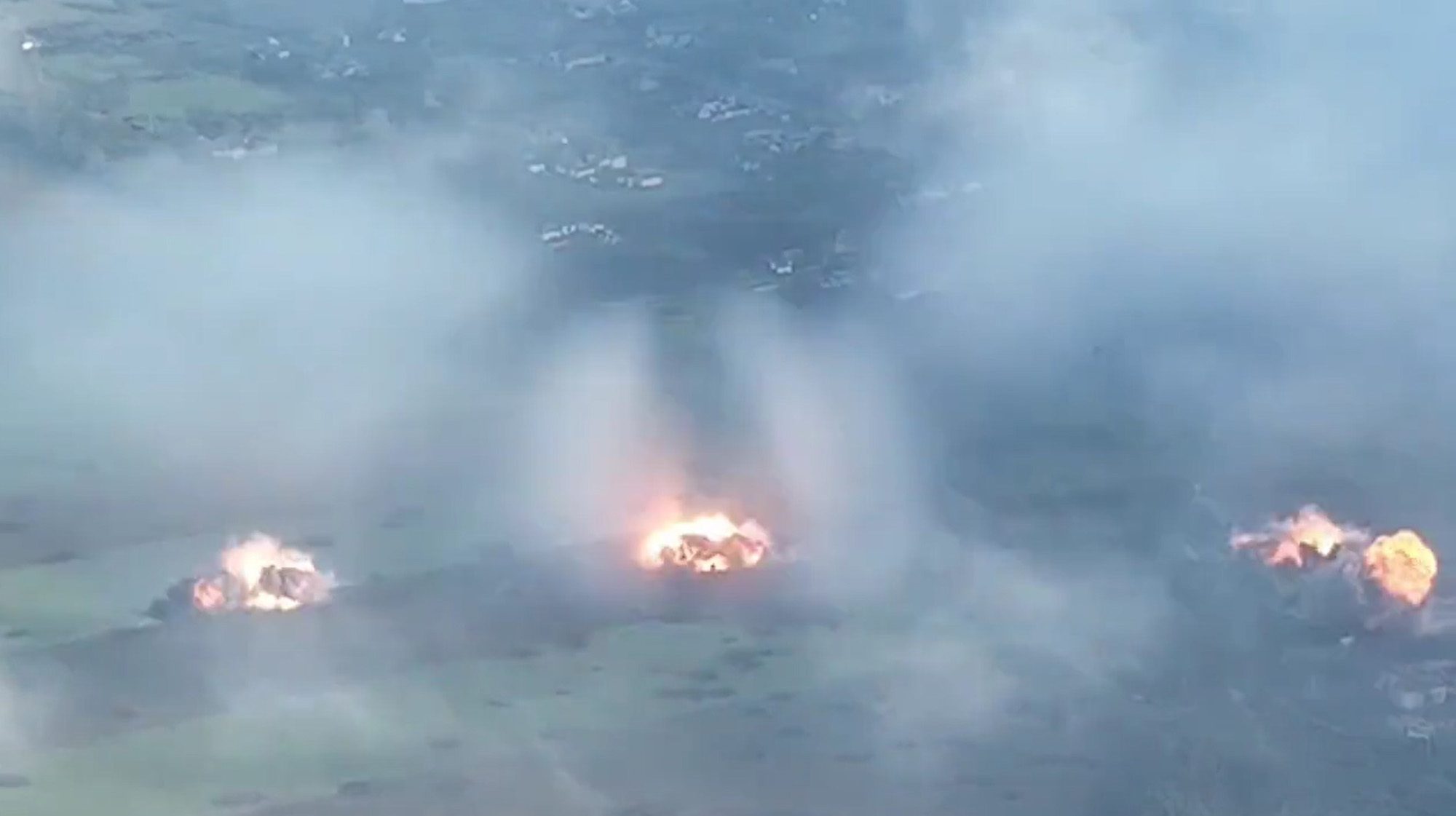 Dieses von den ukrainischen Streitkräften veröffentlichte Video zeigt die verheerende Wirkung der russischen TOS-1A-Raketengranaten, die am 26. Mai ukrainische Stellungen in der Nähe von Nowomykhailivka in der Region Donezk trafen.