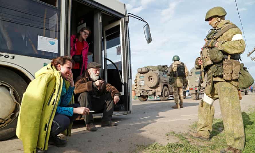 Natalia Usmanova mit anderen Evakuierten in der Nähe einer Notunterkunft im Dorf Bizimeni in Donezk.