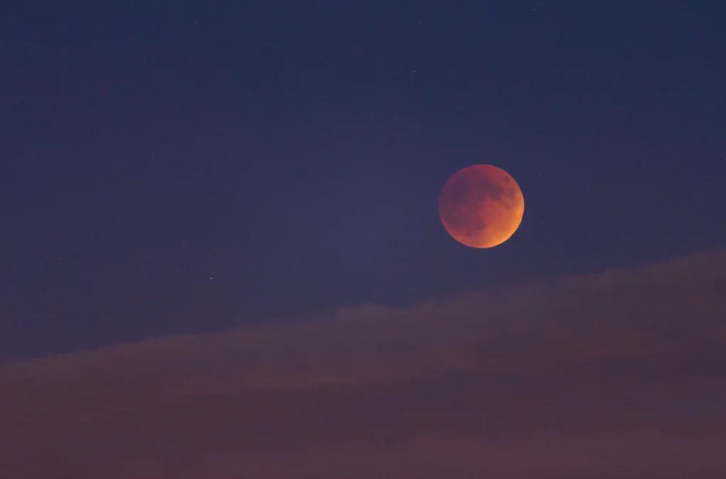 Der Mond wird während der totalen Mondfinsternis am Sonntagabend rot