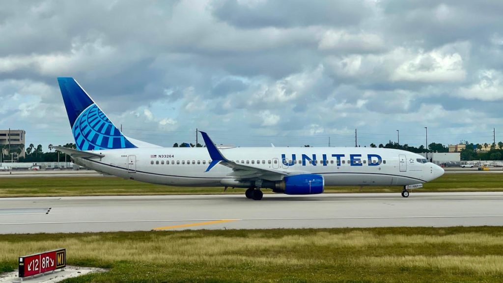 Ein Passagier von United Airlines springt aus einer Boeing 737