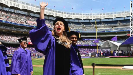Taylor Swift winkt der Abschlussfeier während der Abschlussfeier 2022 der New York University zu.