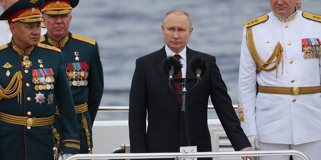 Der russische Präsident Wladimir Putin an Bord eines Schiffes während der Militärparade zum Tag der russischen Marine am 25. Juli 2021 in Sankt Petersburg, Russland.  (Covid-19) ist eine Pandemie.  (Foto von Mikhail Svetlov/Getty Images)