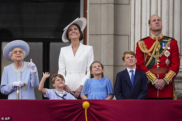Abgelehnt: Beamte des Buckingham Palace lehnten ihre Bitte ab, am Samstag an der Platinum Gala des Palastes teilzunehmen (LR Wueen Elizabeth, Prinz Louis, Kate Middleton, Prinzessin Charlotte, Prinz George, Prinz William)