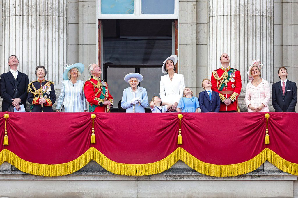 Hochrangige Mitglieder der königlichen Familie wurden am Donnerstag auf dem Balkon des Buckingham Palace gesehen.  Harry und Markle mussten drinnen warten. 