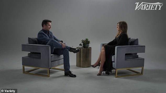 Verschütten T!  Jennifer Aniston befragte Sebastian Stan über die berüchtigte Szene mit sprechendem Penis in Episode Zwei seiner Hulu Pam & Tommy-Serie während der 30-minütigen Folge von Variety, die am Donnerstag auslief