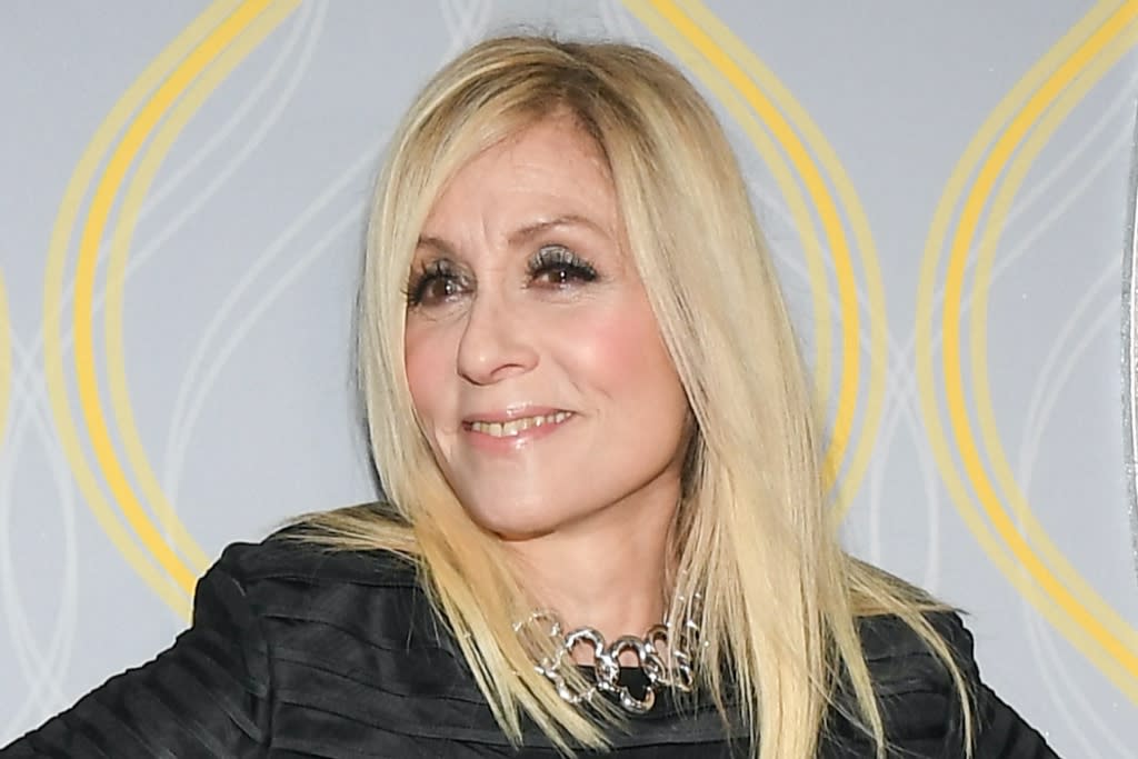 Judith Light sieht bei den Tony Awards 2022 in einem gerippten Kleid und spitzen Pumps dunkel aus