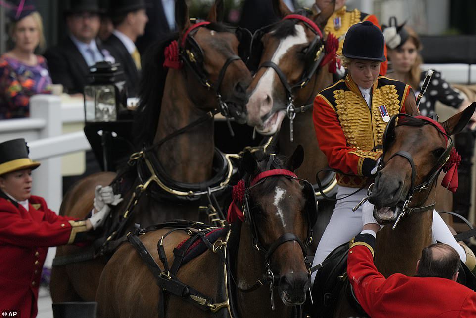 Eines der Pferde, das die Kutsche zog, geriet bei der Ankunft in Royal Ascot in Panik und alarmierte die Prozession.