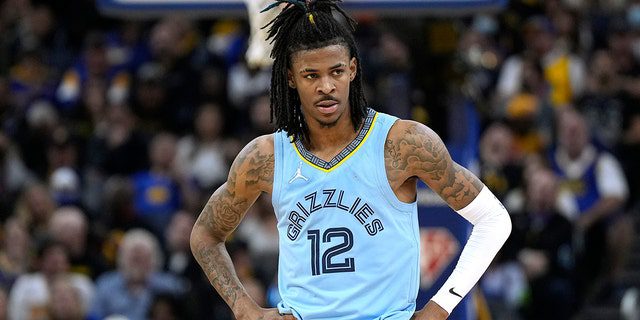 Ja Morant von den Memphis Grizzlies #12 tritt in der zweiten Hälfte des dritten Spiels der NBA-Playoffs-Halbfinale im Chase Center am 7. Mai 2022 in San Francisco, Kalifornien, gegen die Golden State Warriors an. 